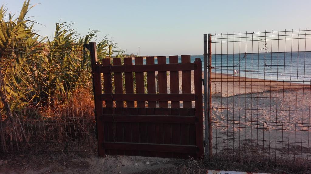En Finca Las Dunas Dos Chalets Con Jacuzzis En Primera Linea De Playa , Uno De 4 Dormitorios Y Otro De 2 Dormitorios, Llama Al Seiscientos Veintisiete Cuatrocientos Diecisiete Trescientos Noventa Y Ocho ロタ エクステリア 写真